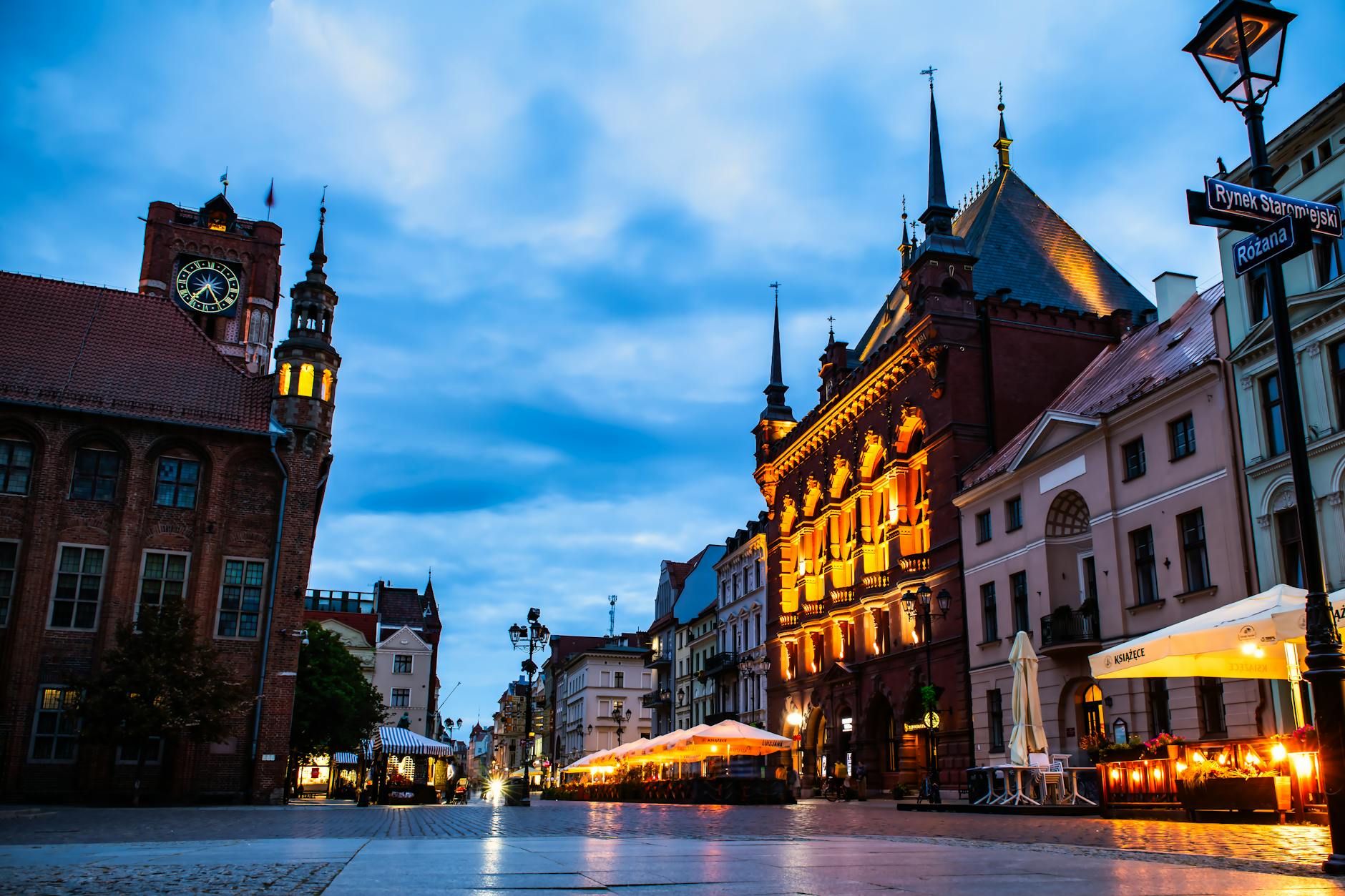 Panorama Piechowic z widocznymi zakładami przemysłowymi i otaczającą przyrodą