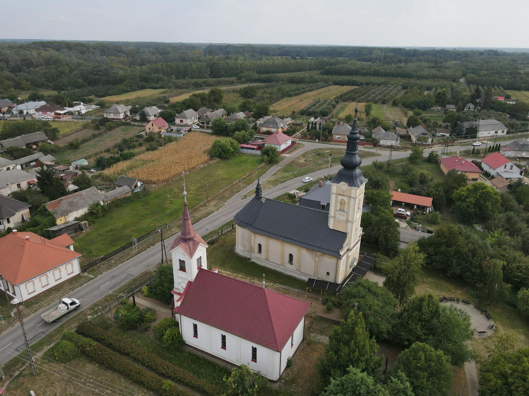 Ilustracja przedstawiająca tradycyjne polskie pisanki wielkanocne na tle łanów zieleni symbolizujących wiosnę w Piechowicach.