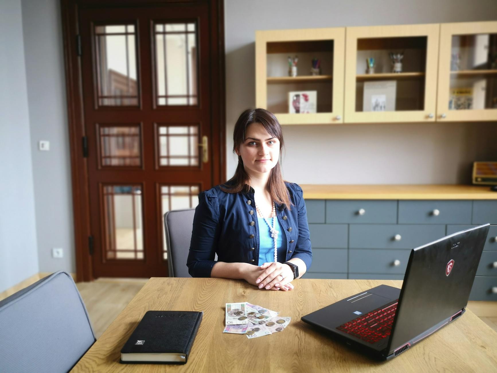 Malowniczy widok na Piechowice z górami w tle, symbolizujący atrakcyjność miejsca do pracy zdalnej.