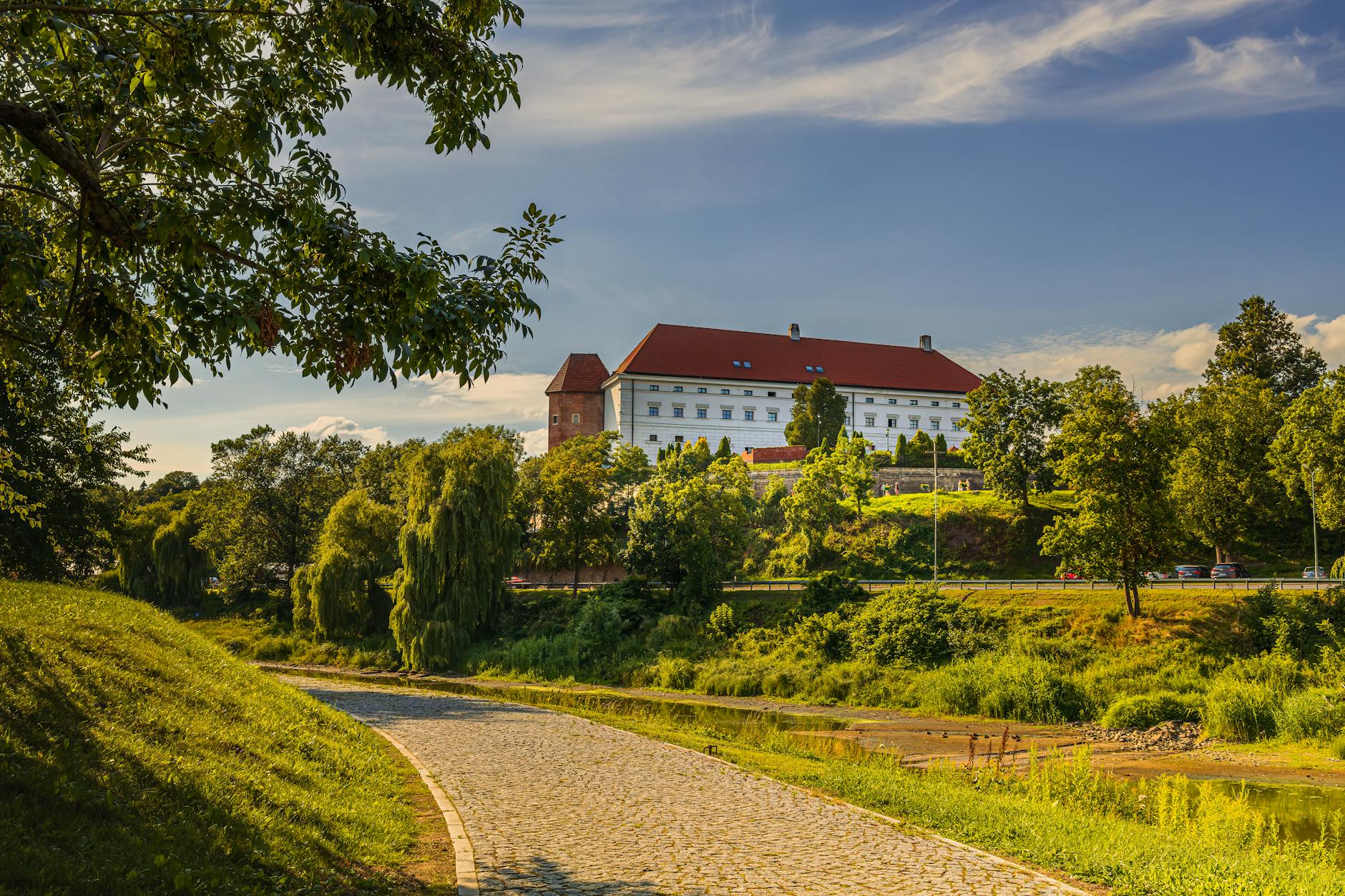 Malowniczy widok na góry i lasy w okolicach Piechowic, sugerujący tajemnicze opowieści.